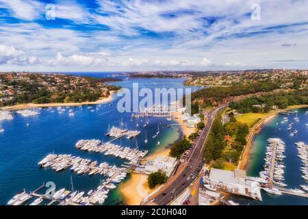 Marina sur le Spit dans le port central de Sydney avec un vieux yacht club lors d'une journée ensoleillée d'été. Vue aérienne sur la Basse Côte Nord de Sydney vers l'entrée de la S Banque D'Images