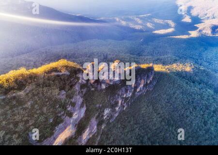 Feu solaire sur la formation rocheuse des trois Sœurs dans les montagnes bleues d'Australie - vue aérienne en hauteur. Banque D'Images