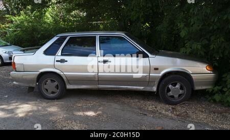 Kazakhstan, UST-Kamenogorsk - 21 mai 2020. Voiture VAZ 2115 dans le parking. Voiture Lada Samara. Banque D'Images