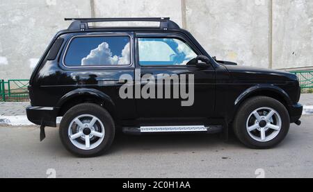 Kazakhstan, UST-Kamenogorsk - 21 mai 2020. Voiture Lada Niva dans le parking. Vus. Banque D'Images