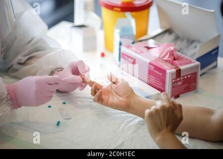 Bucarest, Roumanie - 10 juin 2020 : détails avec un responsable de la santé qui passe un test rapide d'anticorps Covid-19 (infection antérieure). Banque D'Images