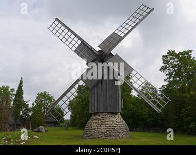 Moulin de poste sur l'île de Muhu, Estonie Banque D'Images