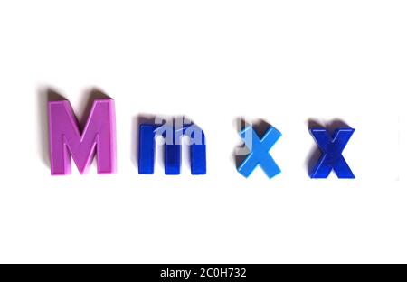 Année 2020 écrit en chiffres romains (MMXX) sur fond blanc Banque D'Images