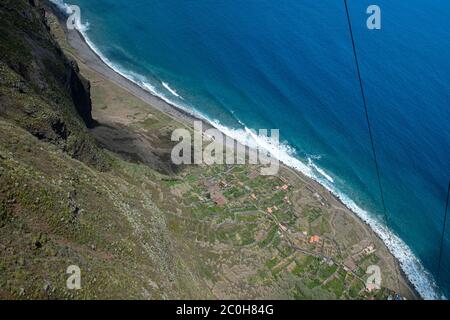 Achadas da cruz, ce petit village est isolé du reste de l'île et accessible uniquement en téléphérique ou en randonnée sur la montagne. Banque D'Images