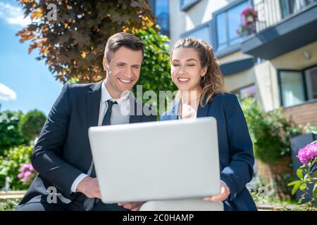 Courtier féminin montrant des variantes d'achat pour le client Banque D'Images
