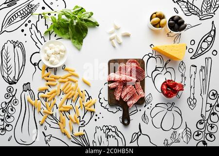 Vue de dessus des pâtes, assiette de viande, fromage et ingrédients sur blanc, illustration de la nourriture Banque D'Images
