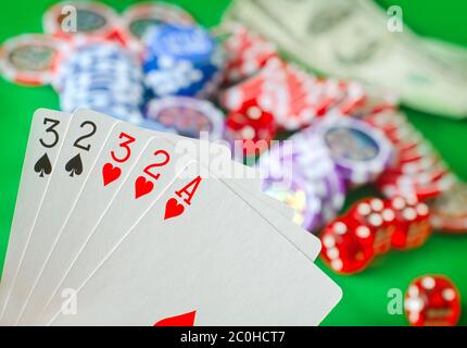 Carte pour poker dans la main, les puces et pour le poker carte Banque D'Images