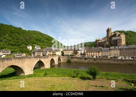 Estaing sur le Lot de rivière, via Podiensis ou chemin de St-Jacques ou voie française de Saint-Jacques, département d'Aveyron, Occitanie, France, Banque D'Images