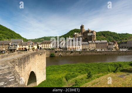 Estaing sur le Lot de rivière, via Podiensis ou chemin de St-Jacques ou voie française de Saint-Jacques, département d'Aveyron, Occitanie, France, Banque D'Images