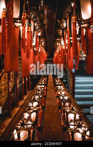 Deux lignes de lanternes traditionnelles suspendues au plafond du Temple Man Mo à Hong Kong en Chine Banque D'Images