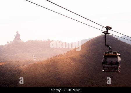 Téléphérique pour Ngong Ping à Hong Kong avec le Bouddha Tian Tan en arrière-plan Banque D'Images