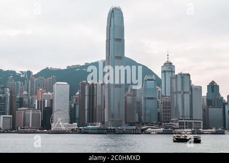 Le ferry Colorful Star traverse le port de Victoria en face de la ligne d'horizon de Hong Kong Banque D'Images