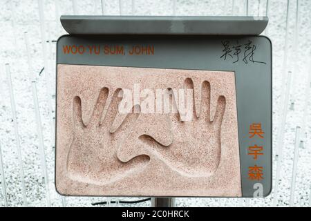 Plaque avec l'empreinte de main du légendaire réalisateur chinois d'action John Woo placé dans le jardin des étoiles à Hong Kong Banque D'Images