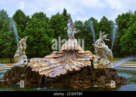 Fontaine de coquillages connue sous le nom de Fontaine d'amour dans l'avenue menant à l'hôtel de campagne Cliveden sur le domaine de Cliveden, Buckinghamshire, Royaume-Uni Banque D'Images