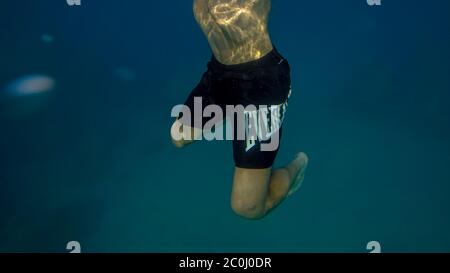 Scène panoramique homme sous l'eau et fond bleu Banque D'Images