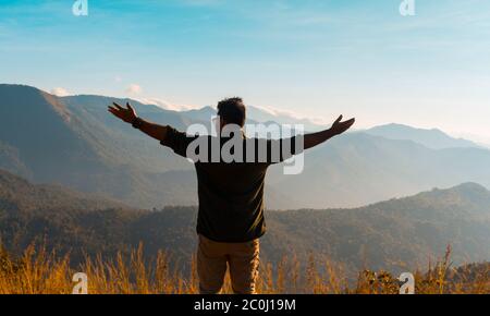 Un homme heureux lève les mains au lever du soleil en profitant de la beauté de la nature prise de Palakkayam Thattu Kannur Kerala, Voyage et le tourisme concept image, lieu à vis Banque D'Images