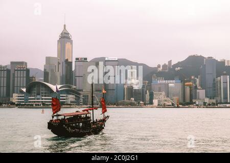Bateau chinois traditionnel Junk dans le port de Victoria à Hong Kong Banque D'Images