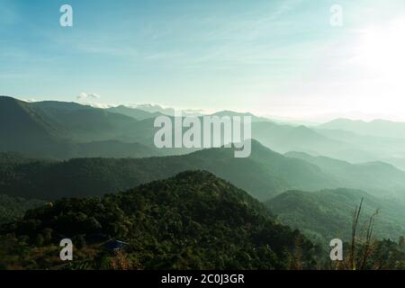 Belle vallée de montagne avec lumière du soleil du matin Kerala nature paysage image, célèbre site touristique à Kannur Kerala, Banque D'Images