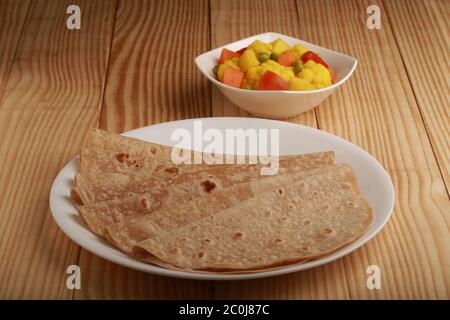 Pain plat indien ou Chapati ou Roti, qui est un traditionnel et populaire petit déjeuner indien et un plat de déjeuner fait de farine de blé avec curry de pomme de terre comme côté Banque D'Images