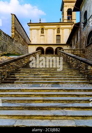 Escalier menant à l'église du Saint-Sépulcre et à l'ancien monastère d'Astino, Bergame, Italie 10/07/2018 Banque D'Images