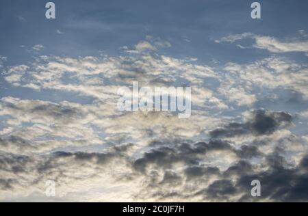 Nuages noirs de pluie sur le ciel et la soirée. Banque D'Images