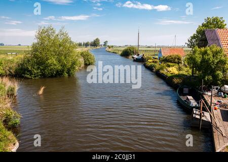 Pays-Bas un pays humide plein de fossés et de canaux, de voiliers et de vastes plaines avec des prairies, photos prises dans la région de Frise Gaasterland Banque D'Images