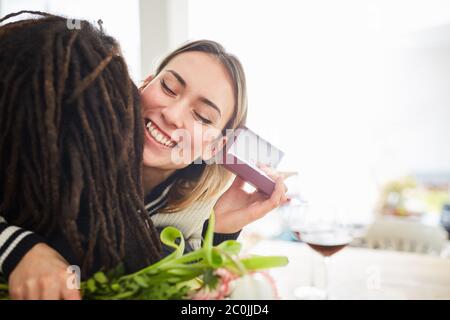 Une femme épouse l'homme après la proposition de mariage avec l'anneau de mariage et le bouquet le jour de la Saint-Valentin Banque D'Images