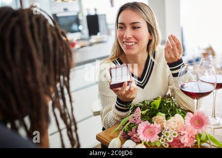 Femme émancipée propose le mariage à son partenaire avec l'anneau de mariage le jour de la Saint-Valentin Banque D'Images