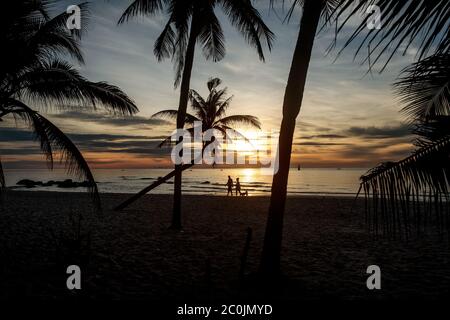 HUA HIN, THAÏLANDE: Plage de Hua Hin au lever du soleil en Thaïlande le 28 mai 2020. Le Gouvernement thaïlandais a encore assoupli les restrictions imposées pour mettre fin à la propagation du coronavirus COVID-19. Banque D'Images