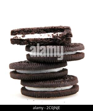 Sofia, Bulgarie - 04 octobre, 2015 : Oreo isolé sur fond blanc. Oreo est un biscuit composé de deux dis chocolat Banque D'Images