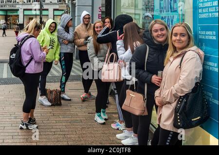 Cork, Irlande. 12 juin 2020. Les magasins de vêtements Penneys autour du pays avec accès à la rue ont rouvert ce matin. Il y avait une file d'attente de 250 personnes au magasin Patrick Street de Cork, les premières personnes de la file d'attente sont arrivées à 3h du matin. Crédit : AG News/Alay Live News Banque D'Images