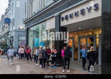 Cork, Irlande. 12 juin 2020. Les magasins de vêtements Penneys autour du pays avec accès à la rue ont rouvert ce matin. Il y avait une file d'attente de 250 personnes au magasin Patrick Street de Cork, les premières personnes de la file d'attente sont arrivées à 3h du matin. Sur avis de Garda, le magasin a ouvert tôt, à 9:00. Crédit : AG News/Alay Live News Banque D'Images