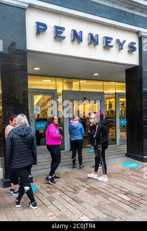 Cork, Irlande. 12 juin 2020. Les magasins de vêtements Penneys autour du pays avec accès à la rue ont rouvert ce matin. Il y avait une file d'attente de 250 personnes au magasin Patrick Street de Cork, les premières personnes de la file d'attente sont arrivées à 3h du matin. Aoife Barrett, Aoife Coughlan et Chloe Murphy, tous de Douglas, attendaient l'ouverture de Penneys depuis 8.30. Crédit : AG News/Alay Live News Banque D'Images