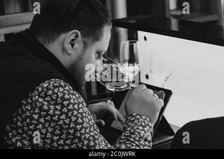 Sommelier, caviste. Formation en sommelier scolaire. École de vin. Dégustation de vins Banque D'Images