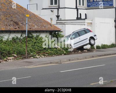 Minster on Sea, Kent, Royaume-Uni. 12 juin 2020. Une Peugeot argentée s'est écrasée dans des buissons près des toilettes publiques de Minster on Sea, Kent - la façon dont elle est arrivée dans cette position n'est pas claire. Crédit : James Bell/Alay Live News Banque D'Images