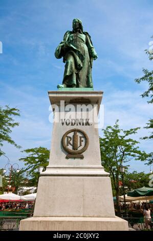 Statue du poète Valentin Vodnik (par le sculpteur Alojz Gangl) à Vodnikov trg, Ljubljana, Slovénie Banque D'Images