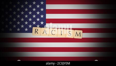 United States News concept: Lettre Tiles racisme on US Flag, illustration 3d Banque D'Images