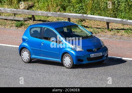 2009 bleu Toyota Aygo Blue VVT-I; véhicules mobiles de circulation automobile, voitures conduisant des véhicules sur les routes britanniques, moteurs, conduite sur l'autoroute M6 Banque D'Images