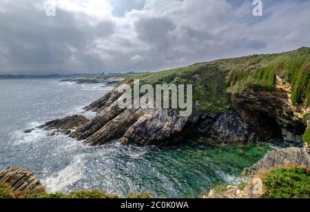 Océan Mer côtière des Rocheuses dans le nord-ouest de l'Espagne, région de Galice falaises Banque D'Images