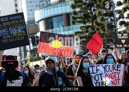 Brisbane, Australie. 06e juin 2020. Des manifestants tiennent des pancartes pendant une manifestation.les Australiens ont envahi les rues pour exiger une action directe contre le racisme. (Photo de Flo Rols/Pacific Press) crédit: Agence de presse du Pacifique/Alamy Live News Banque D'Images
