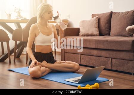 Femme blanche blonde dans une posture de lotus Banque D'Images