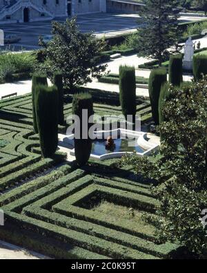 JARDINES DE SABATINI O DE LAS CABALLERIZAS REALIZADOS ENTRE 1933 Y 1934 - FOTO AÑOS 70. AUTEUR: GARCIA MERCADAL FERNANDO. EMPLACEMENT : PALACIO REAL-JARDINES. MADRID. ESPAGNE. Banque D'Images