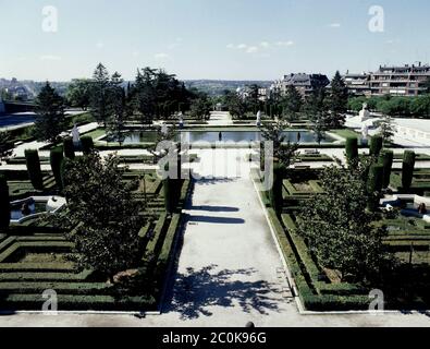 JARDINES DE SABATINI O DE LAS CABALLERIZAS REALIZADOS ENTRE 1933 Y 1934 - FOTO AÑOS 70. AUTEUR: GARCIA MERCADAL FERNANDO. EMPLACEMENT : PALACIO REAL-JARDINES. MADRID. ESPAGNE. Banque D'Images