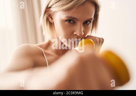 Jeune femme blonde de race blanche faisant de la formation de force Banque D'Images