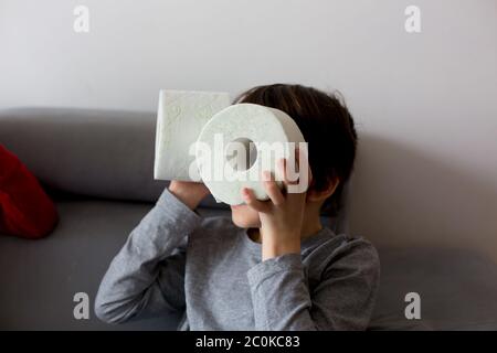 Enfant, jouer avec du papier toilette à la maison Banque D'Images