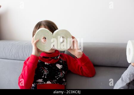 Enfant, jouer avec du papier toilette à la maison Banque D'Images