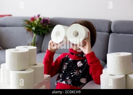 Enfant, jouer avec du papier toilette à la maison Banque D'Images