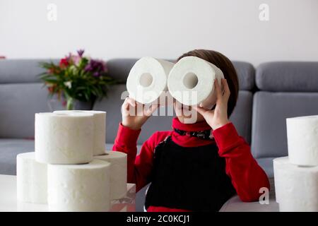 Enfant, jouer avec du papier toilette à la maison Banque D'Images