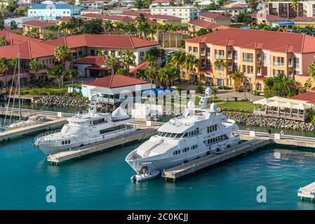 Charlotte Amalie, St.Thomas, USVI - 1er mai 2019 : bateaux de luxe à moteur à bateaux amarrés au port de croisière de Charlotte Amalie, St Thomas, U.S. Virgin Islan Banque D'Images