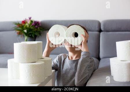 Enfant, jouer avec du papier toilette à la maison Banque D'Images